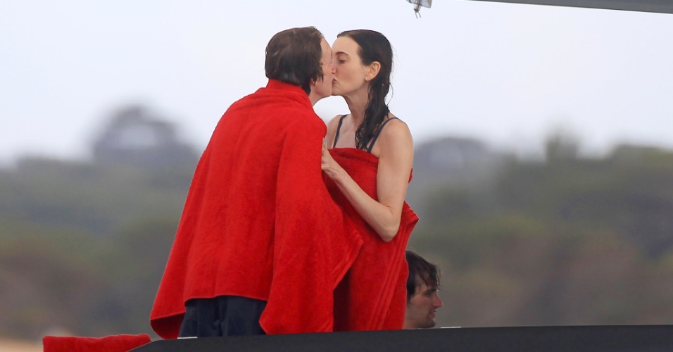 23.jun.2014 - Coberto por toalha vermelha, Paul McCartney beija a mulher, Nancy Shevell, em iate em Ibiza, na Espanha
