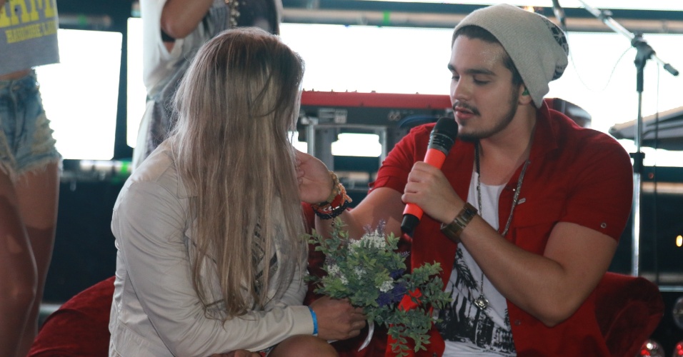 23.jun.2014 - No palco, fã ganha beijo e flores de Luan Santana durante show em Santo Antônio de Jesus, no interior da Bahia. A moça ainda dançou com o cantor a música "Donzela"
