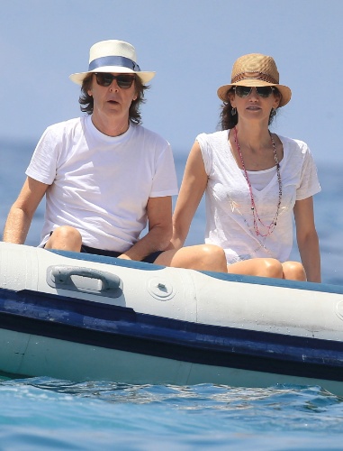 23.jun.2014 - Paul McCartney e sua mulher, Nancy Shevell, aproveitam dia de folga em iate em Ibiza, na Espanha