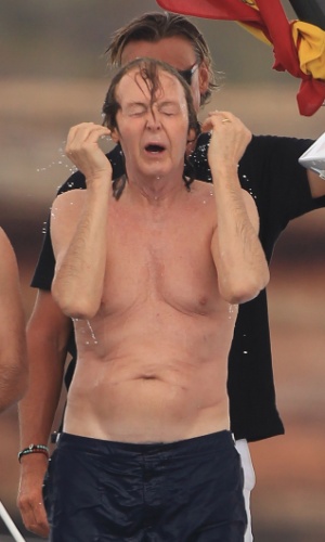 23.jun.2014 - Paul McCartney faz careta enquanto se seca após mergulhar no mar e se enxaguar com um chuveirinho. O ex-Beatle aproveitou um dia de folga em Ibiza com a mulher, Nancy Shevell, e amigos