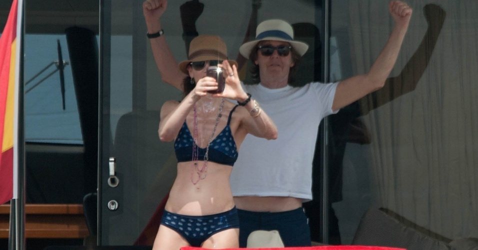 23.jun.2014 - Paul McCartney faz pose engraçada para os fotógrafos que acompanhavam seu dia de folga em um barco em Ibiza, na Espanha, enquanto sua mulher Nancy Shevell tira foto com o celular