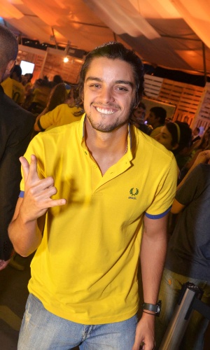 23.jun.2014- Rodrigo Simas curte festa no Terraço Lagoa, no Rio, no dia do jogo de Brasil e Camarões