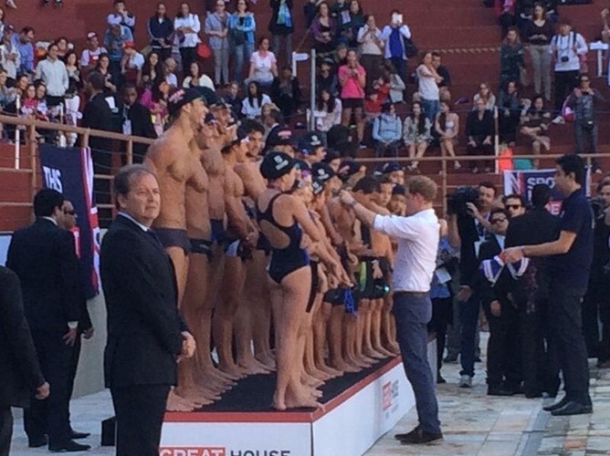 24.jun.2014 - Ao lado de César Cielo, Príncipe Harry entrega medalhas a atletas de natação do Minas Tênis Clube, em Belo Horizonte