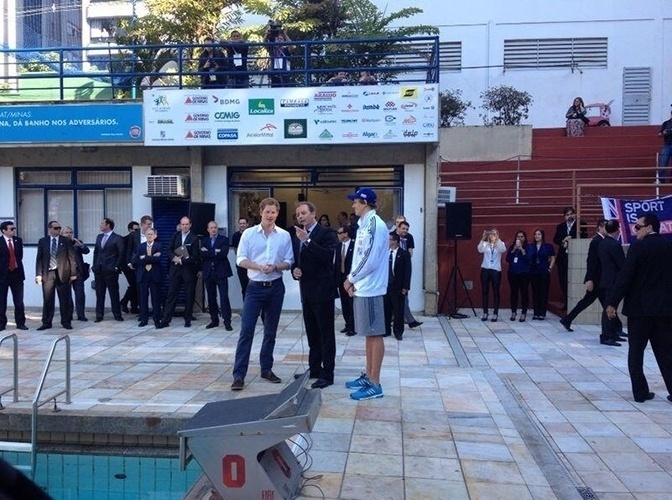 24.jun.2014 - Príncipe Harry é recebido pelo nadador César Cielo e por Carlos Rocha, diretor de natação do Minas Tênis Clube, em Belo Horizonte