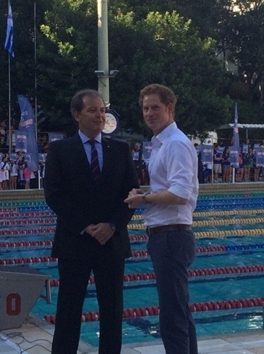 24.jun.2014 - Príncipe Harry posa com Carlos Rocha, diretor de natação do Minas Tênis Clube, no local, que fica em Belo Horizonte