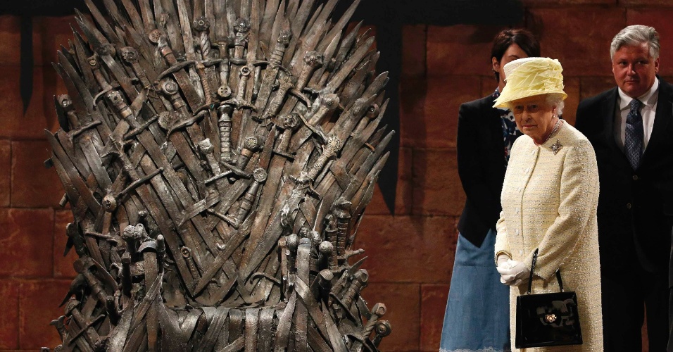 24.jun.2014 - Rainha Elizabeth 2ª posa ao lado do Trono de Ferro de "Game of Thrones" durante sua visita ao set de filmagens da série em Belfast, na Irlanda do Norte