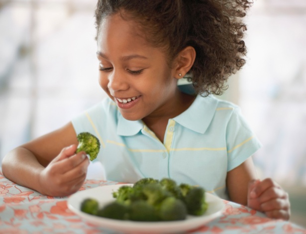 Criança que segue dieta vegetariana precisa de acompanhamento nutricional rigoroso - Getty Images