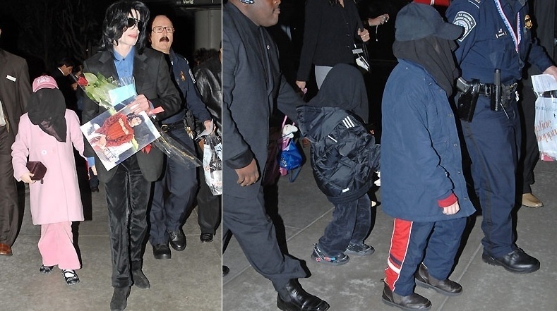 Michael Jackson e seus três filhos são fotografados no aeroporto de Los Angeles retornando aos Estados Unidos após duas semanas de viagem ao Japão e à Inglaterra (21/3/2007)