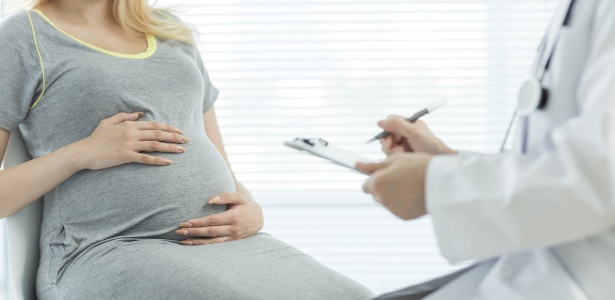 O médico pode cobrar para fazer o parto mesmo sendo credenciado pelo convênio - Getty Images