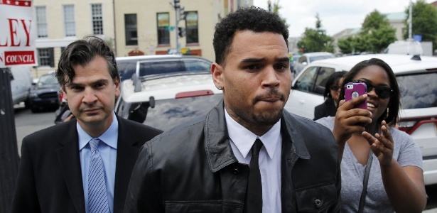 25.jun.2014 - O cantor Chris Brown chega para depor sobre acusação de agressão em Washington 