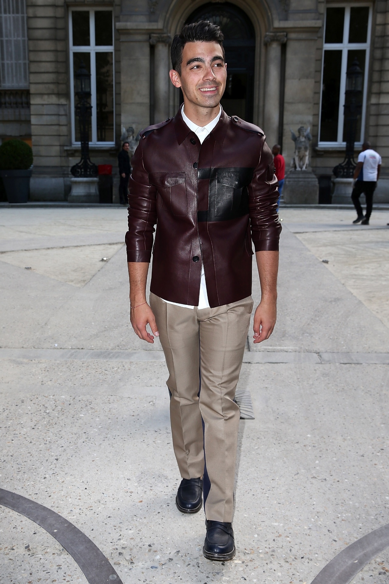 25.jun.2014 - O cantor norte-americano Joe Jonas na entrada do desfile da Valentino - Pierre Suu/Getty Images