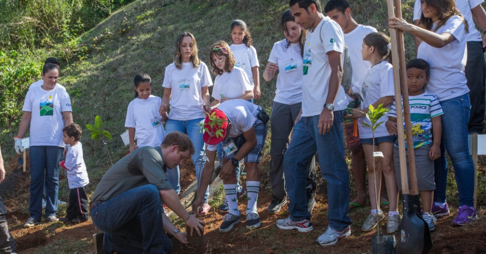 25.jun.2014 - Príncipe Harry planta árvore durante visita à Comunidade Cota 200, em Cubatão, no litoral de São Paulo