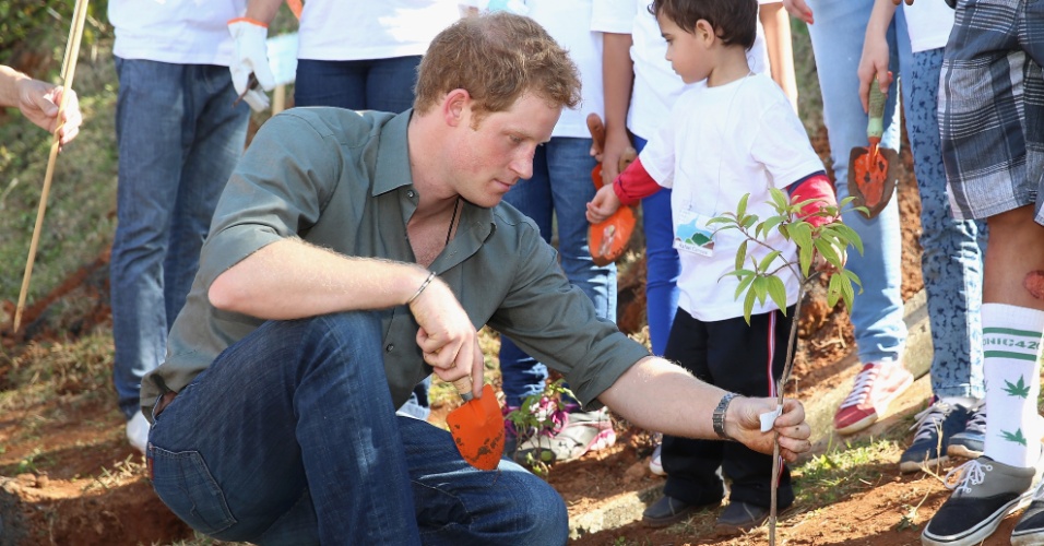 25.jun.2014 - Príncipe Harry planta árvore durante visita à Comunidade Cota 200, em Cubatão, no litoral de São Paulo