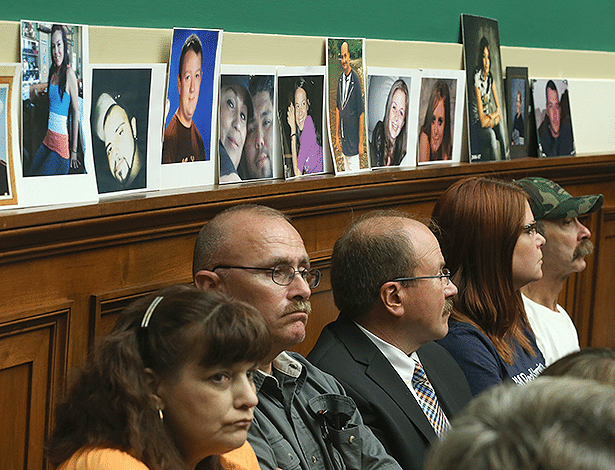 Familiares de vítimas durante depoimento da CEO da GM Mary Barra, em 18 de junho - Getty Images/AFP