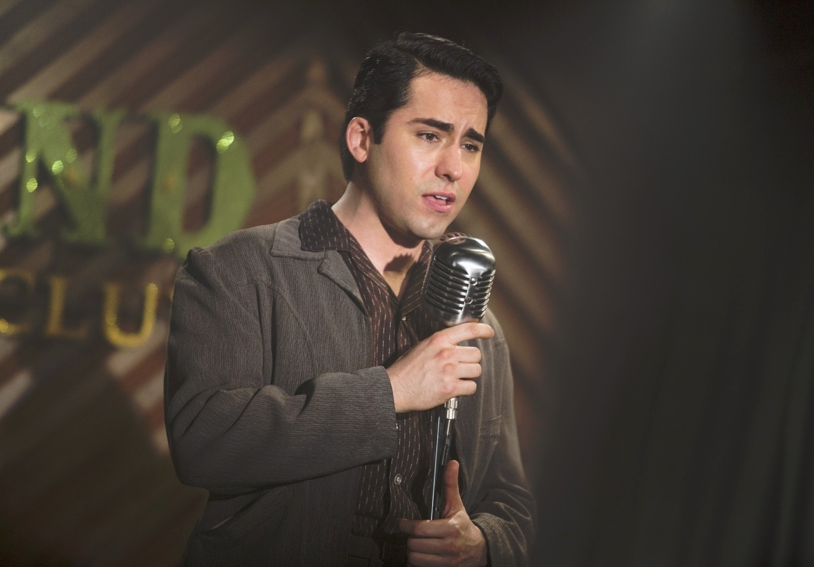 John Lloyd Young em cena de "Jersey Boys: Em Busca da Música", de Clint Eastwood - Divulgação/Warner