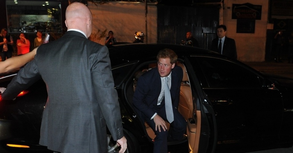 25.jun.2014 - Príncipe Harry chega ao jantar em homenagem ao aniversário da Rainha Elizabeth II na Casa Brasileiro Britânico, em São Paulo