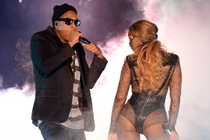 25.jun.2014 - Beyoncé se apresenta ao lado do marido, o rapper Jay-Z, na estreia da turnê "On The Run" no Sun Life Stadium, em Miami, nos Estados Unidos - Reprodução/Facebook/Parkwood Entertainment