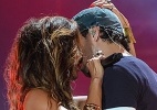 Namorada de Lewis Hamilton, Nicole Scherzinger beija Enrique Iglesias durante apresentação - AKM/GSI