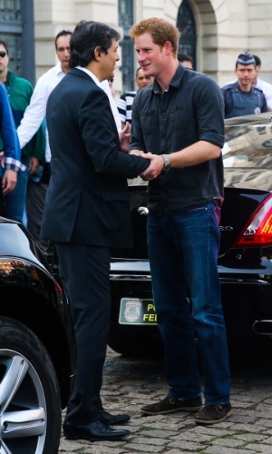 26.jun.2014 - Príncipe Harry aperta a mão do prefeito de São Paulo, Fernando Haddad, ao chegar para visita à região da Cracolândia, em São Paulo