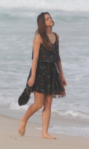 26.jun.2-14 - Bruna Marquezine caminha na praia em gravação de cena da novela "Em Família" na praia do Recreio dos Bandeirantes