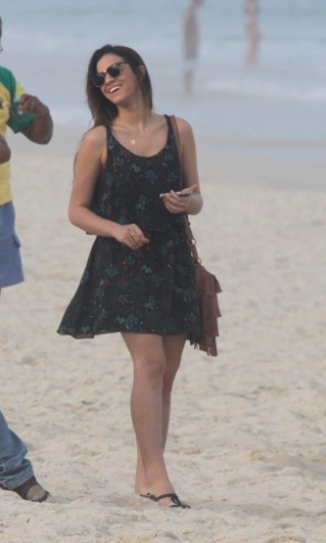 26.jun.2-14 - Bruna Marquezine grava cena da novela "Em Família" na praia do Recreio dos Bandeirantes. Nos intervalos da gravação, a namorada de Neymar não desgruda do celular