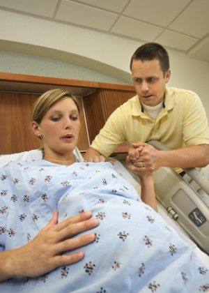 É importante aproveitar o pré-natal para tirar dúvidas sobre a anestesia com o médico - Getty Images