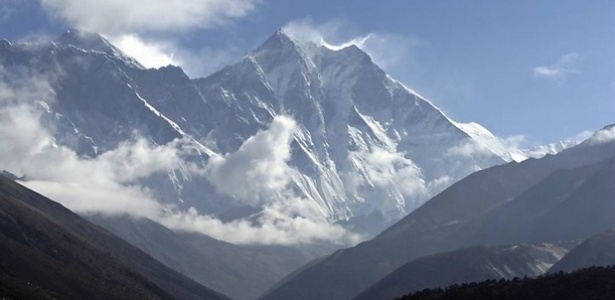 O Everest, no Nepal, é a montanha mais alta do mundo; já foi escalado por mais de 2.000 pessoas - James C. Farmer/Folhaspress