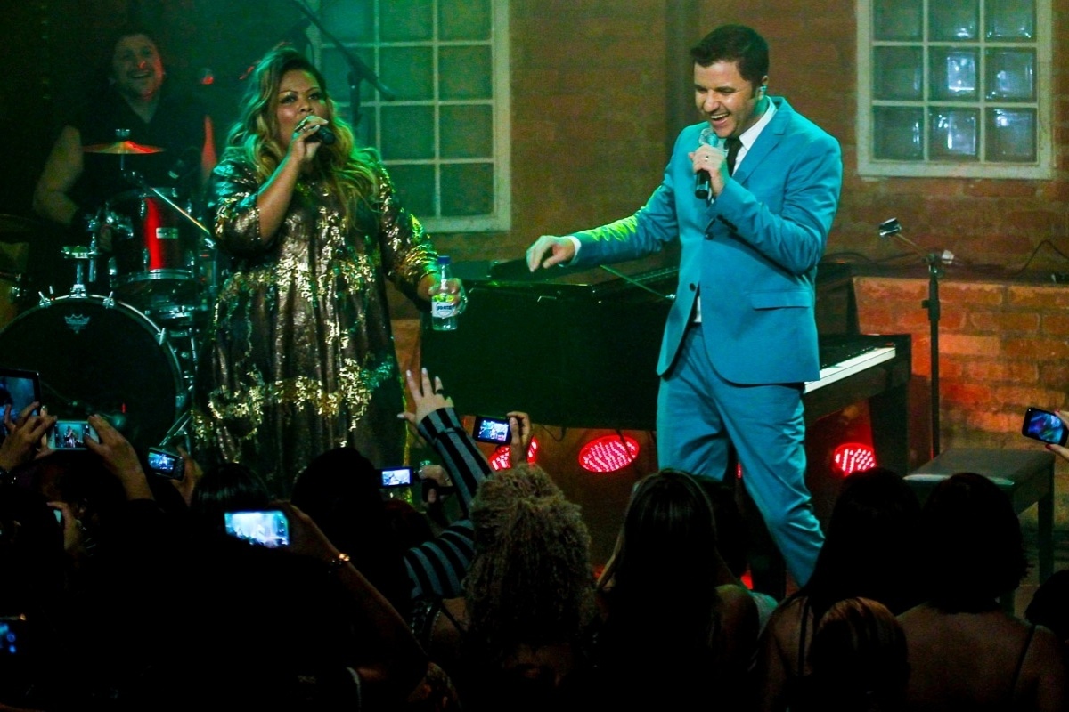 26.jun.2014 - Deise, do Fat Family, canta ao lado de Maurício Manieri na estreia do show "Jovem Coração", no palco do Bourbon Street, na zona sul de São Paulo, nesta quinta-feira - Manuela Scarpa/Photo Rio News