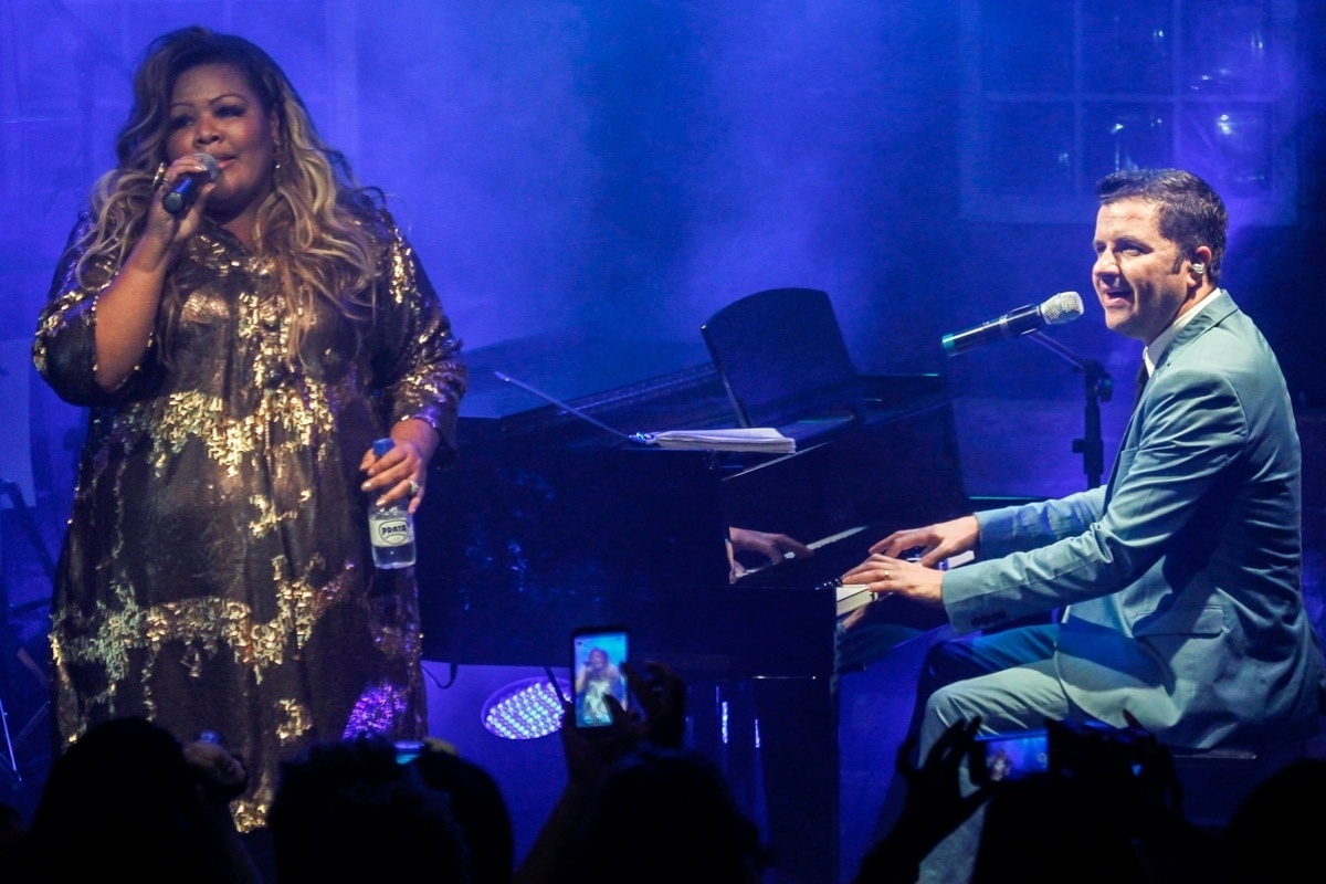 26.jun.2014 - Deise, do Fat Family, canta ao lado de Maurício Manieri na estreia do show "Jovem Coração", no palco do Bourbon Street, na zona sul de São Paulo, nesta quinta-feira - Manuela Scarpa/Photo Rio News