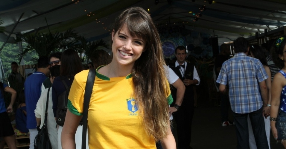 28.jun.2014 - Agatha Moreira assiste ao jogo do Brasil e Chile em festa no Terraço Lagoa, zona sul do Rio