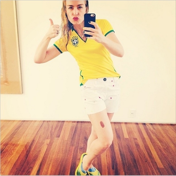 28.jun.2014 - Angélica postou uma selfie em seu Instagram para torcer pelo Brasil no dia do jogo contra o Chile