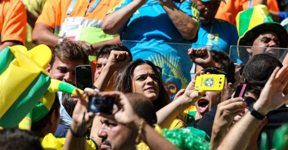 28.jun.2014 - Bruna Marquezine assiste à partida entre Brasil e Chile no Estádio Mineirão