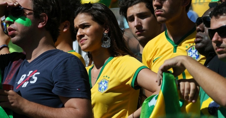 28.jun.2014 - Bruna Marquezine assiste à partida entre Brasil e Chile no Estádio Mineirão