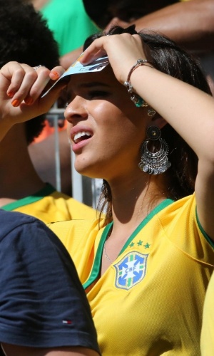 28.jun.2014 - Bruna Marquezine usa o ingresso da partida entre Brasil e Chile para se proteger do sol no Estádio Mineirão