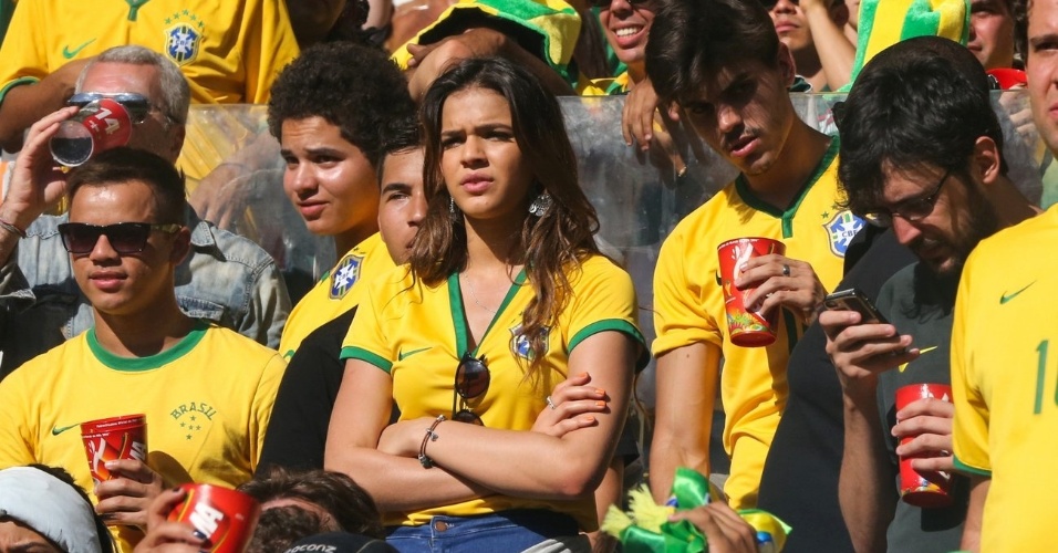 28.jun.2014 - Tensa,  Bruna Marquezine demonstra preocupação durante o jogo entre Brasil e Chile no Mineirão