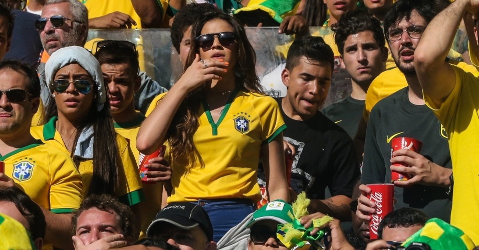 28.jun.2014 - Após conseguir folga nas gravaçõe de "Em Família",  Bruna Marquezine torce pelo Brasil no jogo contra o Chile no Mineirão