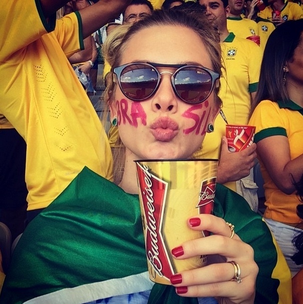 28.jun.2014 - Fiorella Mattheis publicou uma foto dentro do estádio do Mineirão durante jogo contra o Chile. Usando as cores do Brasil, ela também pintou o rosto