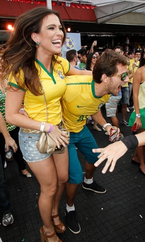 28.jun.2014 - O casal de ex-BBB Eliéser e Camila comemora gol do Brasil na Casa Pelé do Futebol no Morumbi, em São Paulo