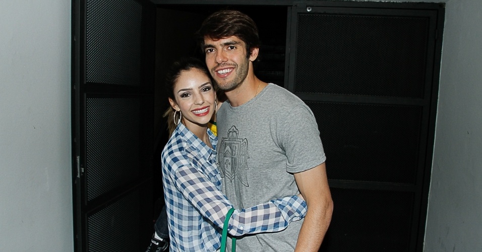 28.jun.2014- Carol Celico e Kaká curtem  show de Claudia Leitte abraçadinhos em camarote na Casa Pelé do Futebol  no estádio do Morumbi, em São Paulo