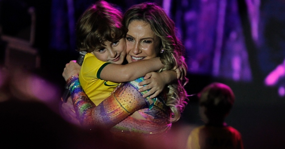28.jun.2014- Claudia Leitte ganha abraço apertado do filho Davi, 5 anos, durante show em camarote na Casa Pelé do Futebol  no estádio do Morumbi, em São Paulo
