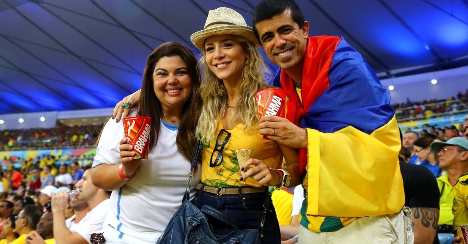 28.jun.2014-  Fabiana Karla, Christine Fernandes e Marcius Melhem assistem Uruguai e Colômbia no Maracanã, Rio de Janeiro