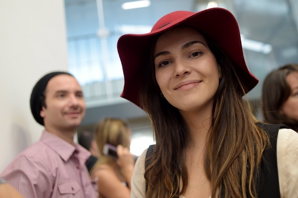 29.jun.2014- A atriz Tainá Müller prestigia a estreia da exposição  "A Ópera da Lua" dos  grafiteiros Osgêmeos, Gustavo e Otávio Pandolfo em São Paulo - Reinaldo Canato/UOL