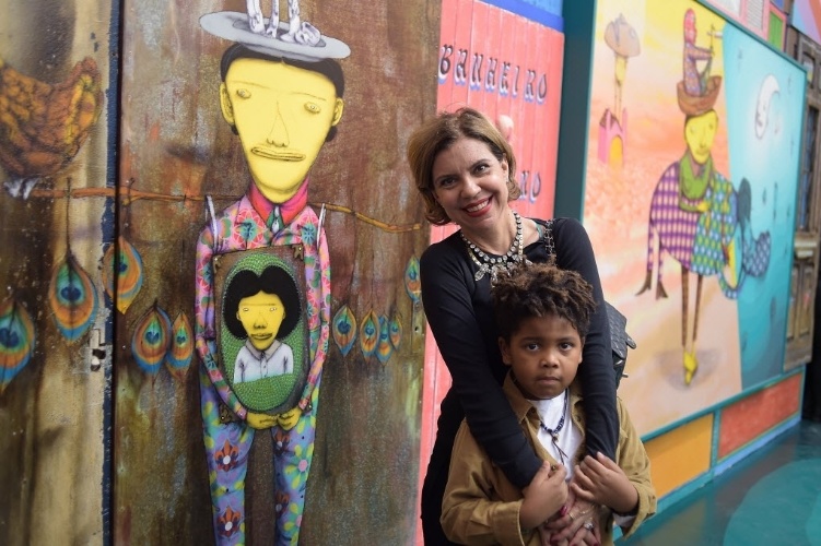 29.jun.2014- Astrid Fontenelle e o filho Gabriel conferem  "A Ópera da Lua" dos grafiteiros Osgêmeos na galeria Fortes Vilaça, zona oeste de São Paulo