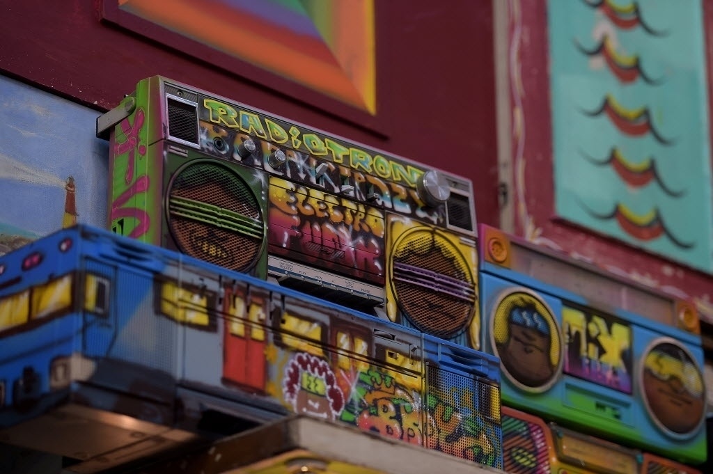 29.jun.2014- Detalhe de um rádio grafitado pela dupla Osgêmeos para a exposição, "A Ópera da Lua", na galeria Fortes Vilaça em São Paulo - Reinaldo Canato/UOL