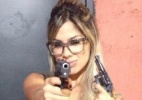 Ex-BBB Vanessa aparece segurando duas armas em foto na internet - Reprodução/Twitter
