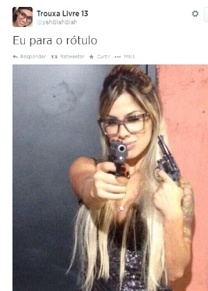 29.jun.2014- Em foto no Twitter, ex-BBB Vanessa aparece com armas na mão