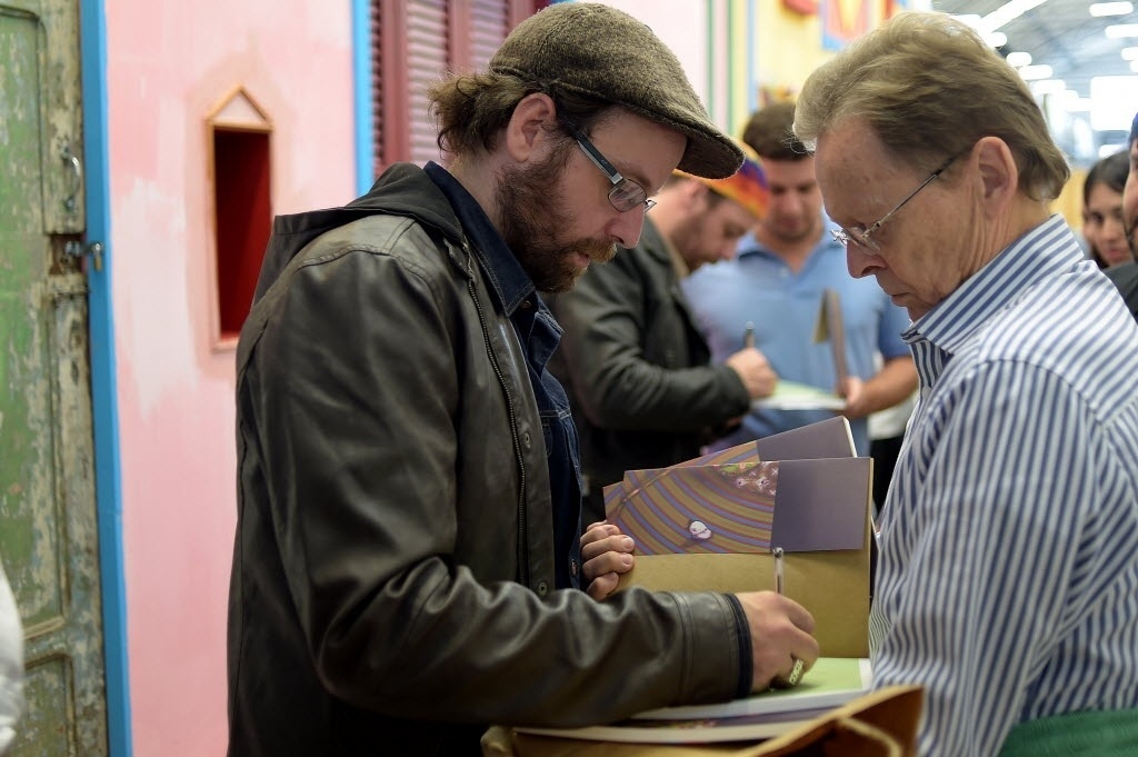 29.jun.2014-  Em sua maioria inéditas, as obras da dupla Osgêmeos, são apresentadas em um ambiente imersivo, no qual o universo narrativo dos artistas ganha nova dimensã - Reinaldo Canato/UOL