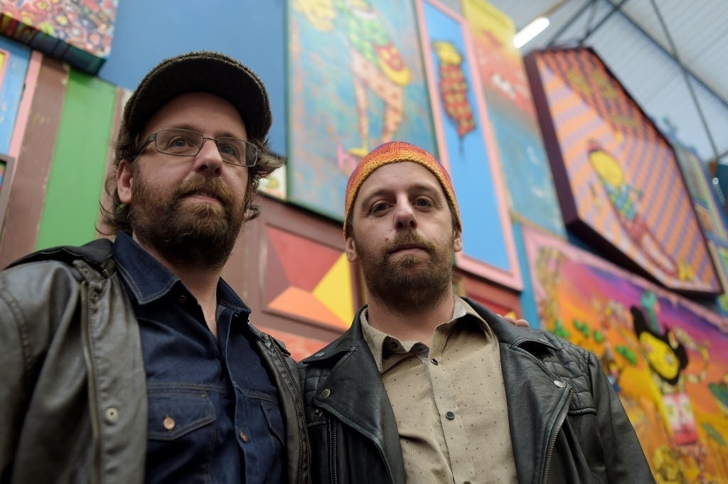 29.jun.2014- Grafiteiros Osgêmeos, Gustavo e Otávio Pandolfo estreiam a nova exposição, "A Ópera da Lua", na galeria Fortes Vilaça, zona oeste de São Paulo, Os artistas, conhecidos internacionalmente com trabalhos em vários países da Europa, Estados Unidos e Cuba, são os responsáveis pelos grafites no avião que transporta a Seleção Brasileira durante a Copa - Reinaldo Canato/UOL