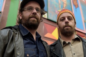 29.jun.2014- Grafiteiros Osgêmeos, Gustavo e Otávio Pandolfo estreiam a nova exposição, "A Ópera da Lua", na galeria Fortes Vilaça, zona oeste de São Paulo, Os artistas, conhecidos internacionalmente com trabalhos em vários países da Europa, Estados Unidos e Cuba, são os responsáveis pelos grafites no avião que transporta a Seleção Brasileira durante a Copa - Reinaldo Canato/UOL