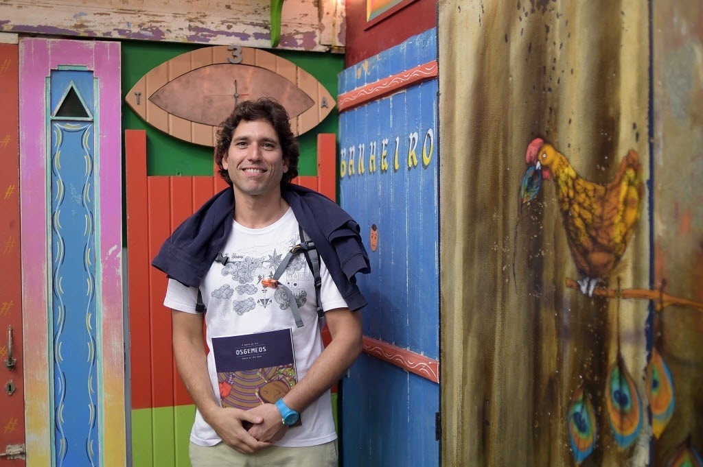 29.jun.2014- O artista plástico Tomás Leme Simoni também comparece à exposição "A Ópera da Lua" dos grafiteiros Osgêmeos na galeria Fortes Vilaça, zona oeste de São Paulo - Reinaldo Canato/UOL